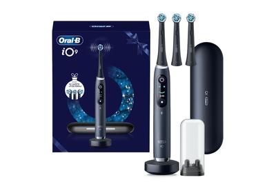 Комплект електрическа четка за зъби Oral-B iO9 + 2 глави за четка с магнитна технология и микровъбрации, Изкуствен интелект, LED дисплей, Интелигентен сензор за налягане, Видим таймер, Калъф за пътуване, Черен